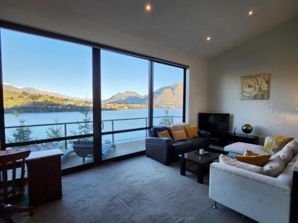 Queenstown Getaway with Stunning Alpine Views - image 2