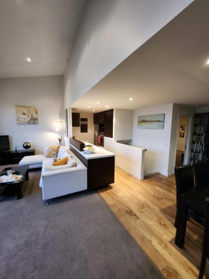 Queenstown Getaway with Stunning Alpine Views - image 3