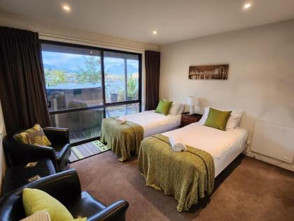 Queenstown Getaway with Stunning Alpine Views - image 9