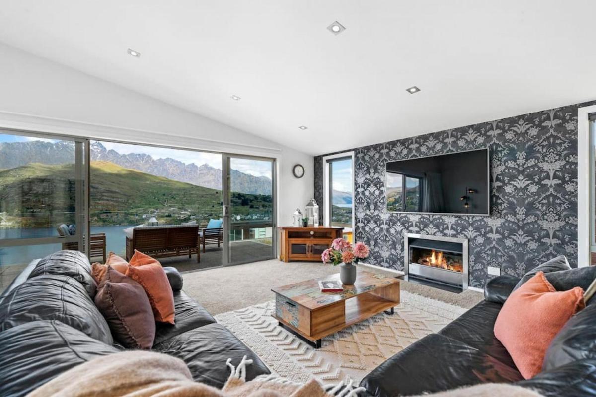 Unbeatable LakeView Stylish Home - main image