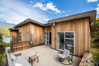 Unbeatable LakeView Stylish Home - image 10