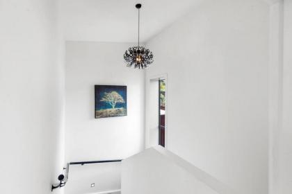 Unbeatable LakeView Stylish Home - image 11