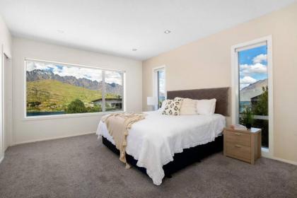 Unbeatable LakeView Stylish Home - image 20