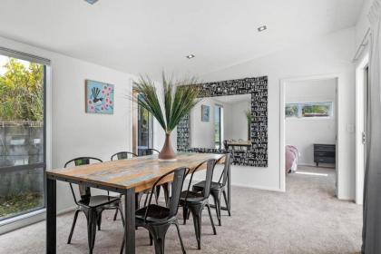 Unbeatable LakeView Stylish Home - image 21