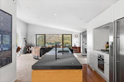 Unbeatable LakeView Stylish Home - image 23