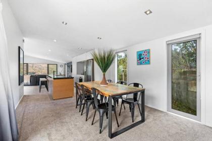 Unbeatable LakeView Stylish Home - image 24