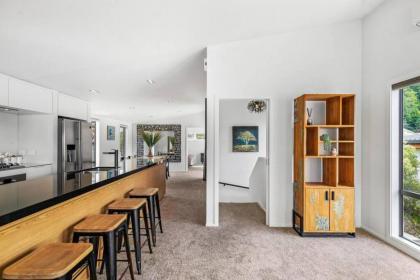 Unbeatable LakeView Stylish Home - image 26