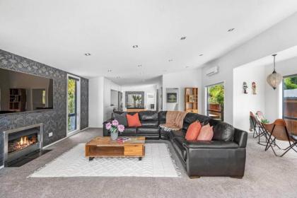 Unbeatable LakeView Stylish Home - image 27