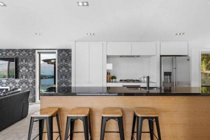 Unbeatable LakeView Stylish Home - image 30