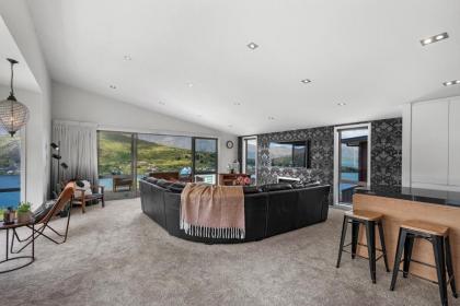 Unbeatable LakeView Stylish Home - image 5