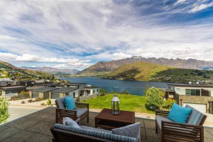 Unbeatable LakeView Stylish Home - image 9