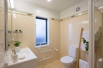 Livin on Lake Time Waterfront Accommodation - image 22