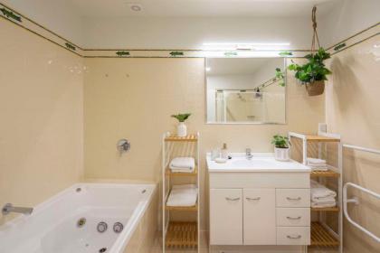 Livin on Lake Time Waterfront Accommodation - image 24