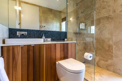 Lakehouse Joela - award winning luxury home - image 21