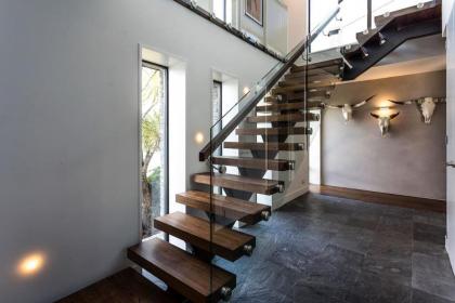 Lakehouse Joela - award winning luxury home - image 23