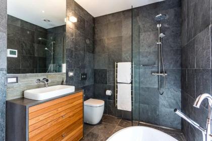 Lakehouse Joela - award winning luxury home - image 24