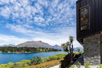 Lakehouse Joela - award winning luxury home - image 26