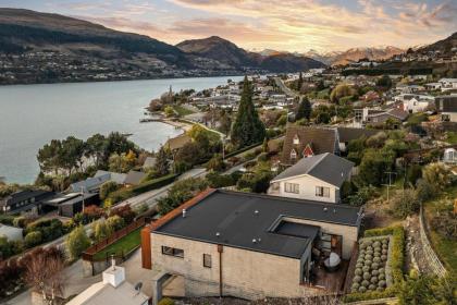 Modern Muse - image 21