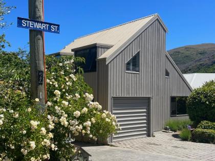 Albertines - Queenstown Holiday Home - image 25